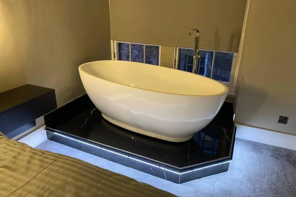 Luxury Royal Mile Boutique 2Bedroom Apartment Edinburgh